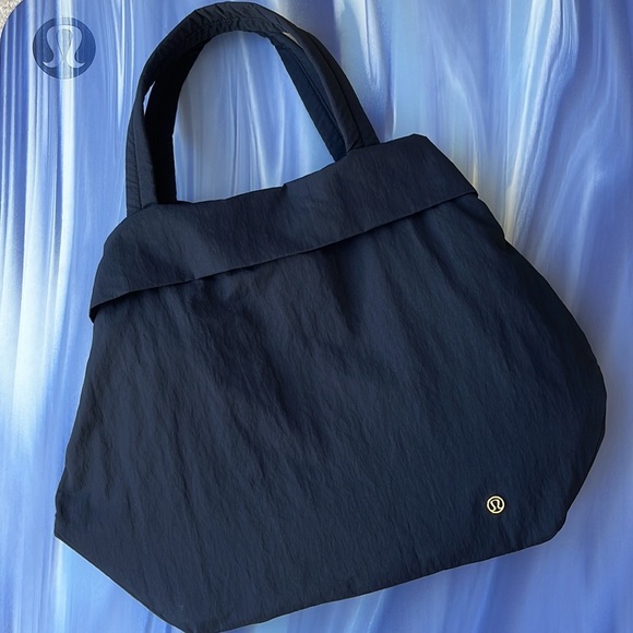 lululemon athletica Handbags - lululemon On My Level Bag Large 30L Black/Gold Shoulder/ Hand Strap EUC Like New